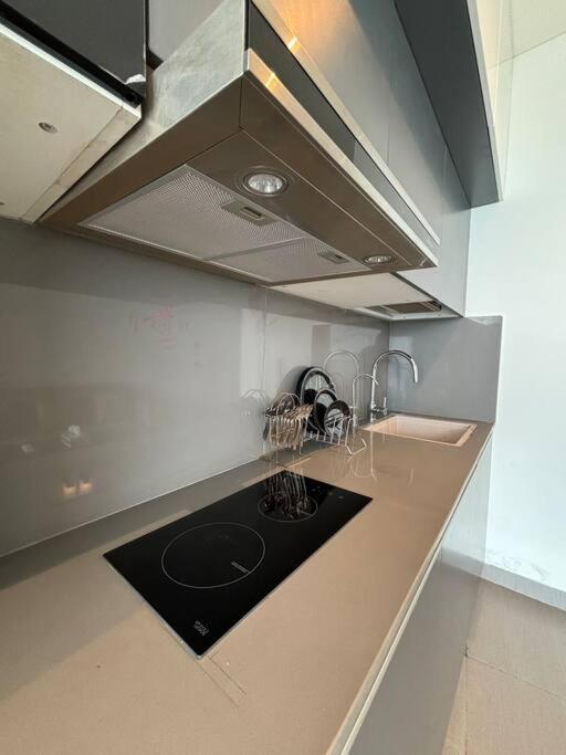 Countryside Luxury Suites - Supernova Noida New Delhi Bagian luar foto