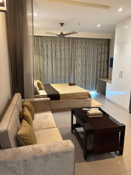 Countryside Luxury Suites - Supernova Noida New Delhi Bagian luar foto