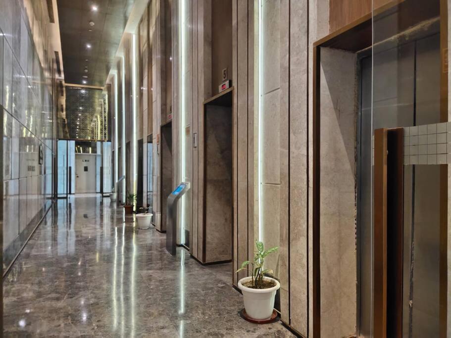 Countryside Luxury Suites - Supernova Noida New Delhi Bagian luar foto