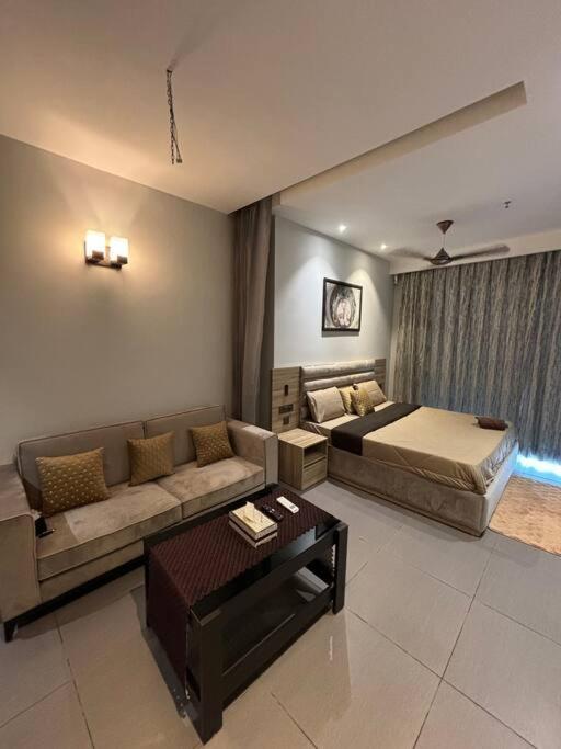 Countryside Luxury Suites - Supernova Noida New Delhi Bagian luar foto