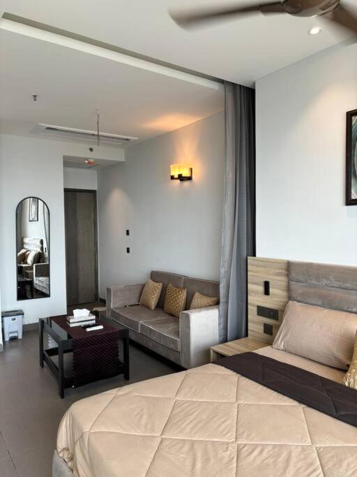 Countryside Luxury Suites - Supernova Noida New Delhi Bagian luar foto