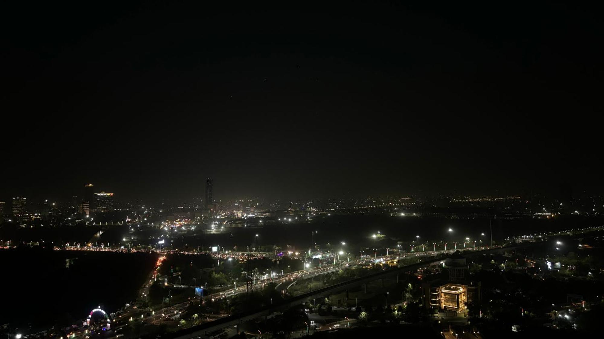 Countryside Luxury Suites - Supernova Noida New Delhi Bagian luar foto